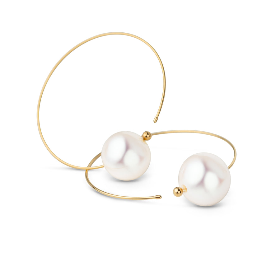 AURA Ohrringe – minimalistische 18 Karat Gelbgold-Creolen mit großen weißen Süßwasserperlen, die den modernen und unaufdringlichen Stil zelebrieren