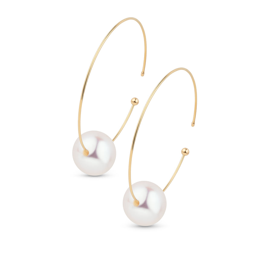 Elegante AURA Ohrringe aus 750er Gelbgold, kombiniert mit schimmernden weißen Süßwasserperlen, in einem zeitlosen und minimalistischen Design