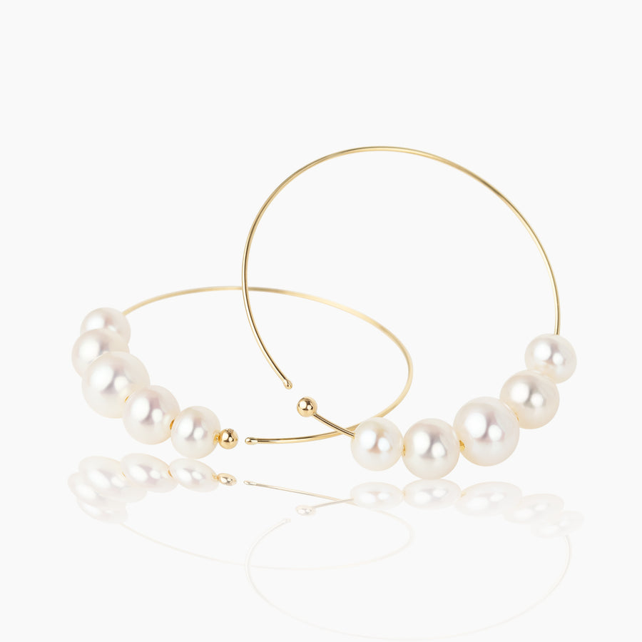 Elegante LA LARIS ETUDE Ohrringe mit fünf strahlend weißen Süßwasserperlen an einer filigranen Creole aus 750 Gold (18 Karat Gelbgold).