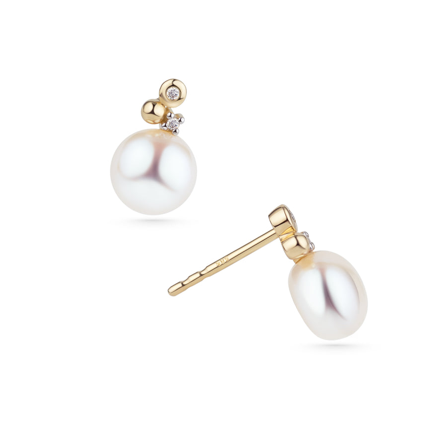 Detailaufnahme der BOUTON BRILLANT Ohrstecker – runde Süßwasserperlen, funkelnde Brillanten und 585 Gold (14 Karat Gelbgold).