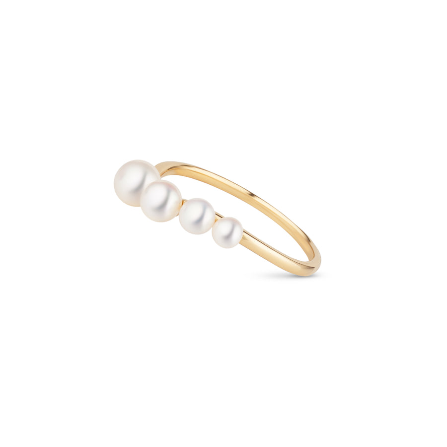 Seitliche Ansicht eines Goldrings aus 750 Gold mit vier runden Süßwasserperlen (3 bis 5 mm) in absteigender Größe, auf weißem Hintergrund.
