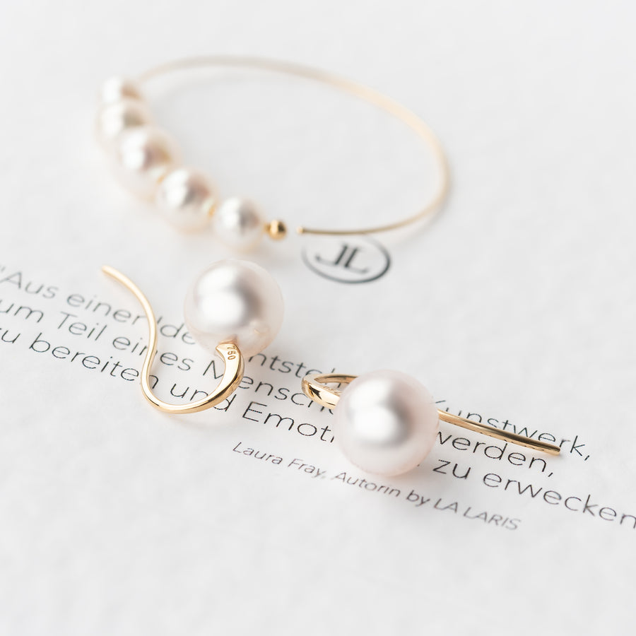Detailansicht von Ohrhaken aus 750 Gold mit Akoya-Perle – minimalistisch und elegant