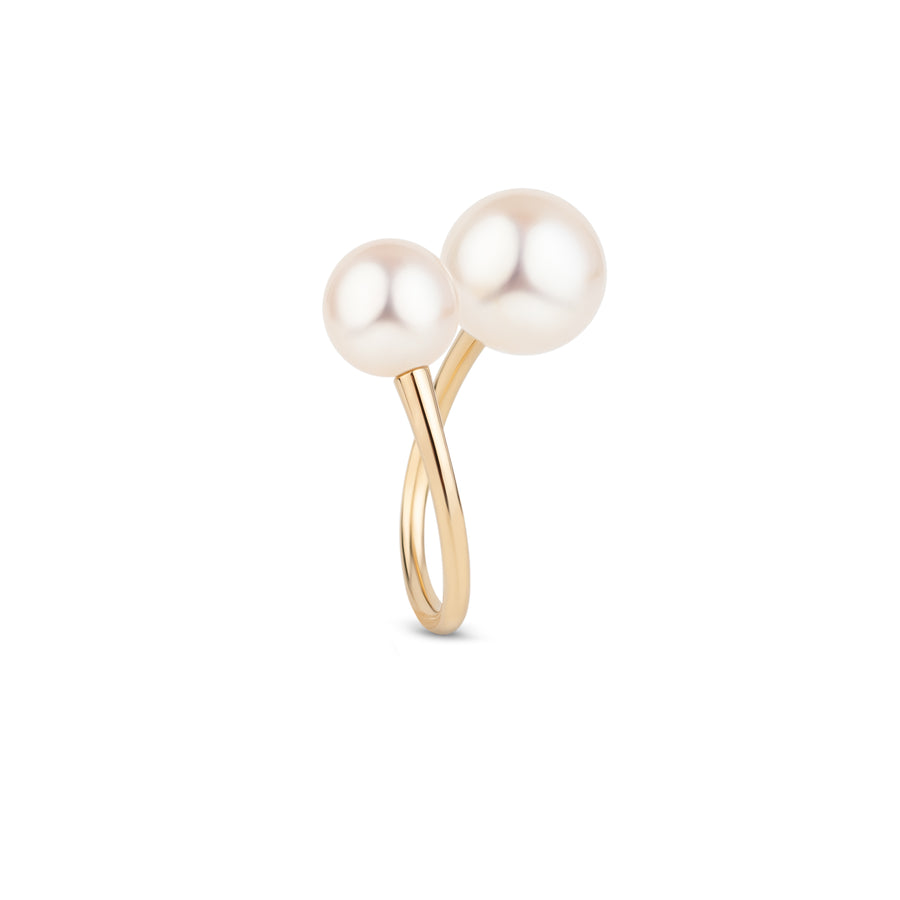 Detailansicht des GEMINI Rings mit zwei edlen Süßwasserperlen und einem offenen Design aus 585 Gold (14 Karat Gelbgold).