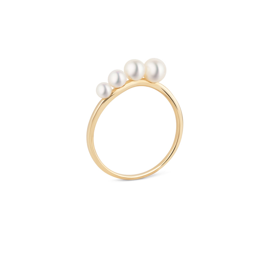 Goldring aus 750 Gold mit vier runden Süßwasserperlen (3 bis 5 mm), fotografiert von oben auf weißem Hintergrund.
